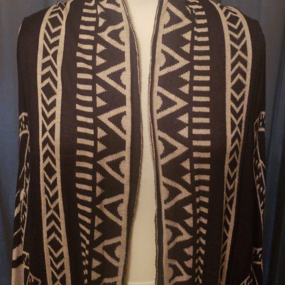 Chic Sleeveless Cardigan - Picture 2 of 7